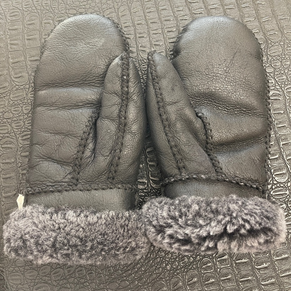 Black Leather Mittens with Fur inside 100% Sheepskin Size M/L Womens